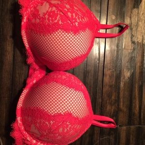 Red lace VS bombshell